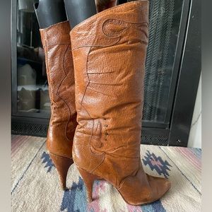 VINTAGE 80’s style heeled leather boot. Size unmarked but fits like a 7-7.5
